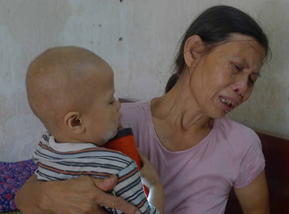Ánh mắt đáng thương của cô bé 3 tuổi bị ung thư thận - 5 Bà nội đau đớn kể lại cảnh cả nhà 4 người phải đi xe máy 100km từ Phú Thọ lên Hà Nội chữa trị vì chẳng còn 1 đồng nào trong túi để đi xe khách.