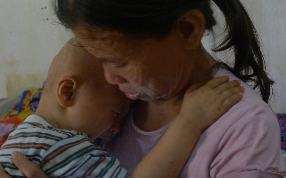 Ánh mắt đáng thương của cô bé 3 tuổi bị ung thư thận - 6 Bà không thể ngờ gia đình mình lại gặp tai ương như vậy.