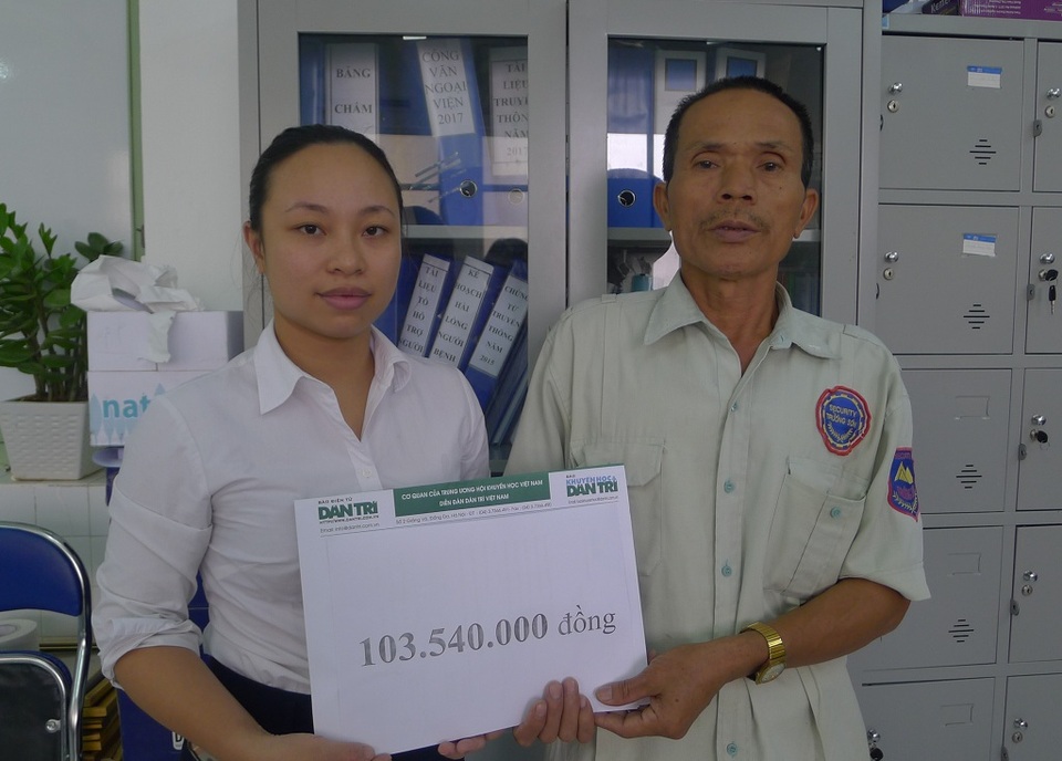 Cán bộ phòng CTXH bệnh viện thay mặt trao quà bạn đọc Dân trí đến bác Điều.