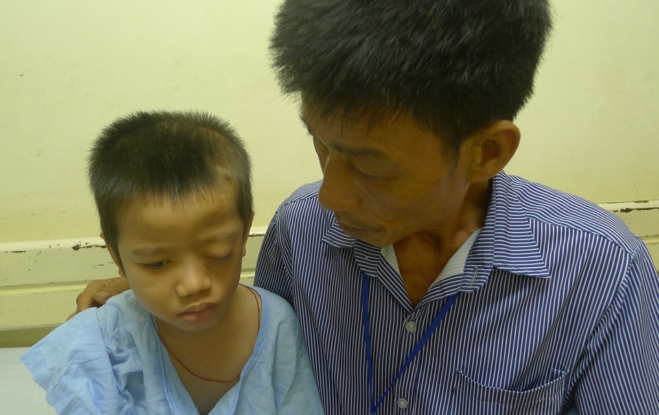 Bé 8 tuổi nguy kịch tính mạng vì phình động mạch cảnh khổng lồ - 8 Chứng kiến cảnh con đau đớn, anh Nhân không còn lòng dạ nào cả.