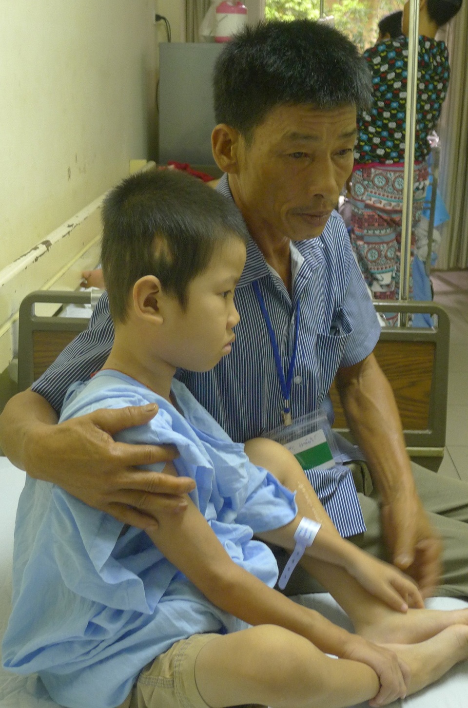 Bé 8 tuổi nguy kịch tính mạng vì phình động mạch cảnh khổng lồ - 10 Tính mạng của em đang trong tình thế ngàn cân treo sợi tóc.