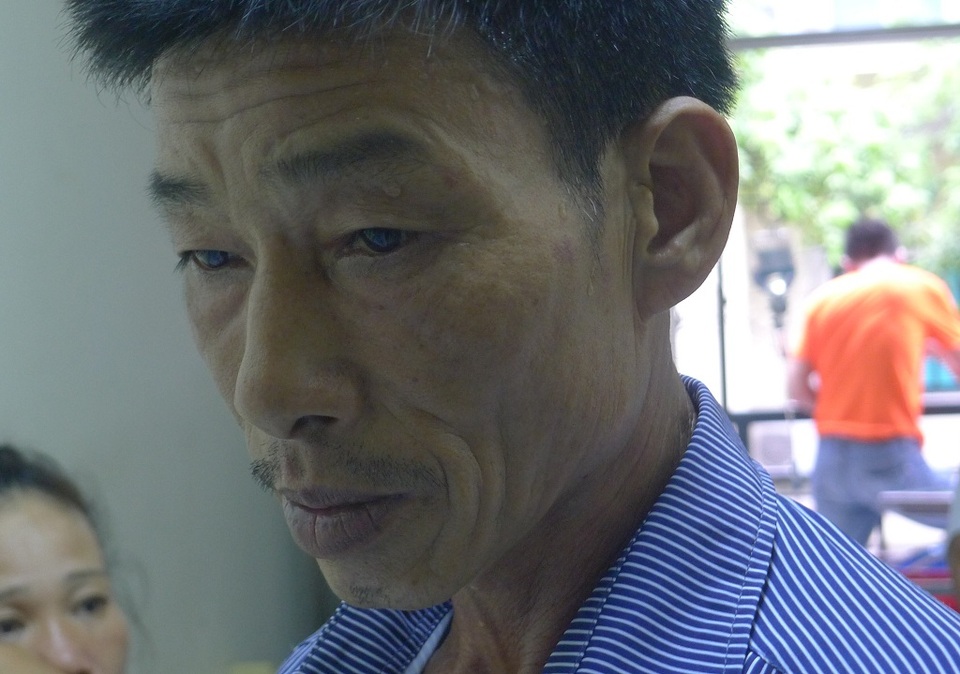 Bé 8 tuổi nguy kịch tính mạng vì phình động mạch cảnh khổng lồ - 9 Không có đồng nào cho ca phẫu thuật của con, anh Nhân gần như mất hoàn toàn hi vọng.