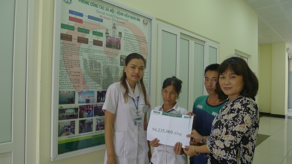 Hơn 94 triệu đồng đến với gia đình em Bích Hà - 3 BS. Phạm Thị Bích Mận - Trưởng phòng CTXH bệnh viện Bạch Mai thay mặt trao quà bạn đọc Dân trí đến gia đình em Hà.