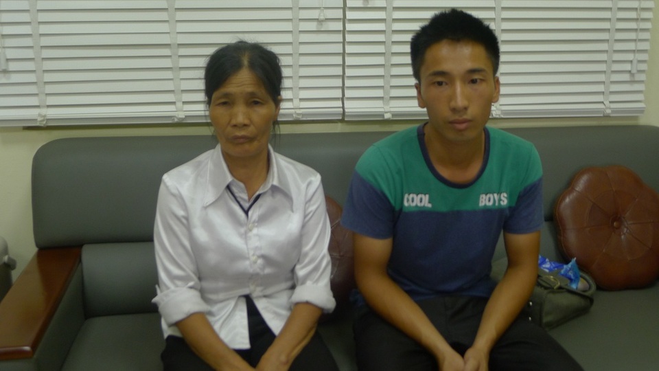 Hơn 94 triệu đồng đến với gia đình em Bích Hà - 2 Mẹ và anh trai em Bích Hà có mặt tại phòng CTXH bệnh viện Bạch Mai để đón nhận tấm lòng của bạn đọc Dân trí.