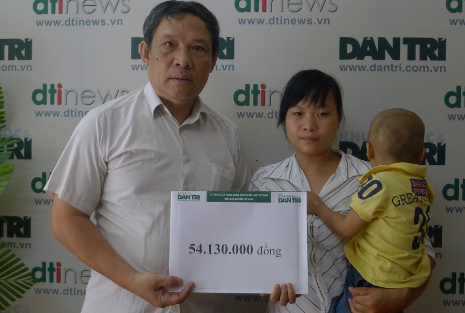 Hơn 54 triệu đồng đến với hai đứa trẻ bệnh tật đáng thương - 6 Ông Phạm Huy Thân - Chánh VP báo điện tử Dân trí trao quà đến mẹ con em Hoàn.