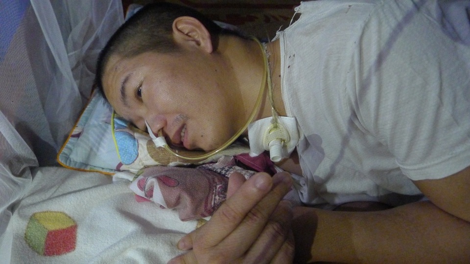 Xót xa người mẹ có con gái chết vì tai nạn xe máy, chồng lại nguy kịch vì tai nạn tàu hỏa - 1 Bị tai nạn va chạm với tàu hỏa khiến cho tính mạng anh Sáng rơi vào tình cảnh ngàn cân treo sợi tóc.
