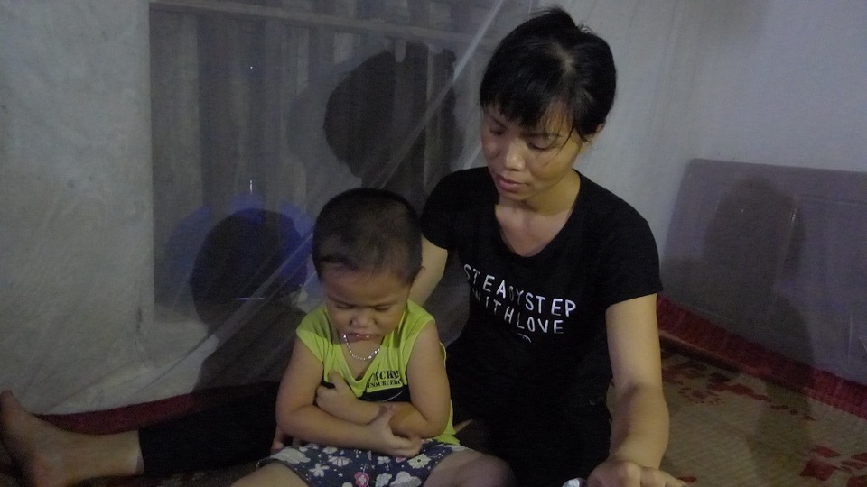 Xót xa người mẹ có con gái chết vì tai nạn xe máy, chồng lại nguy kịch vì tai nạn tàu hỏa - 4 Từ ngày con gái chết, chồng bị tai nạn khiến chị Nguyệt không còn minh mẫn.