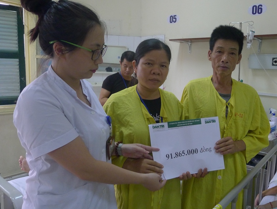 Gần 92 triệu đồng đến với cậu bé bị phình động mạch cảnh khổng lồ - 4 Đại diện phía khoa phòng trao số tiền bạn đọc Dân trí đến gia đình bé Hoàn.