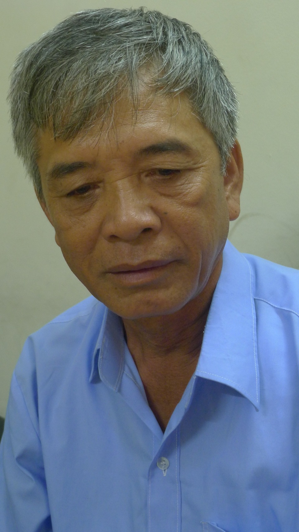 "Mắt con không nhìn thấy gì nữa rồi, bố ơi !" - 3
Ngại ngần không để người khác biết sự nghèo của mình, chú Niềm đã chuẩn bị 1 chiếc áo lịch sự nhất cho mình khi gặp chúng tôi