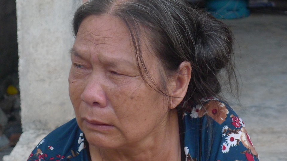 Bà Tập đau đớn khi nhắc đến sự ra đi của con trai và con dâu.