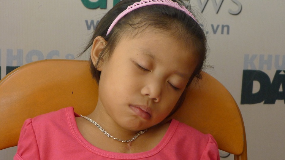 Thiếu 100 triệu đồng, bé gái 6 tuổi có nguy cơ mất mạng vì không có tiền mổ tim - 6 Bé Dương khá mệt mỏi và thiếp đi tại cơ quan báo điện tử Dân trí.