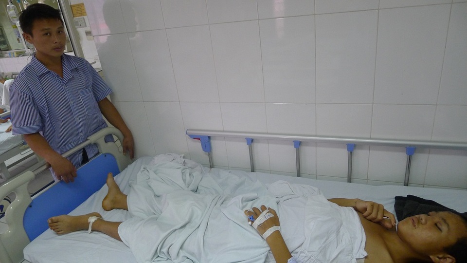 Không có 60 triệu mổ cột sống, cậu bé 12 tuổi mồ côi cha mẹ có nguy cơ liệt vĩnh viễn - 5 Đi chăm em trên viện, anh Già chỉ có 600 ngàn đồng.