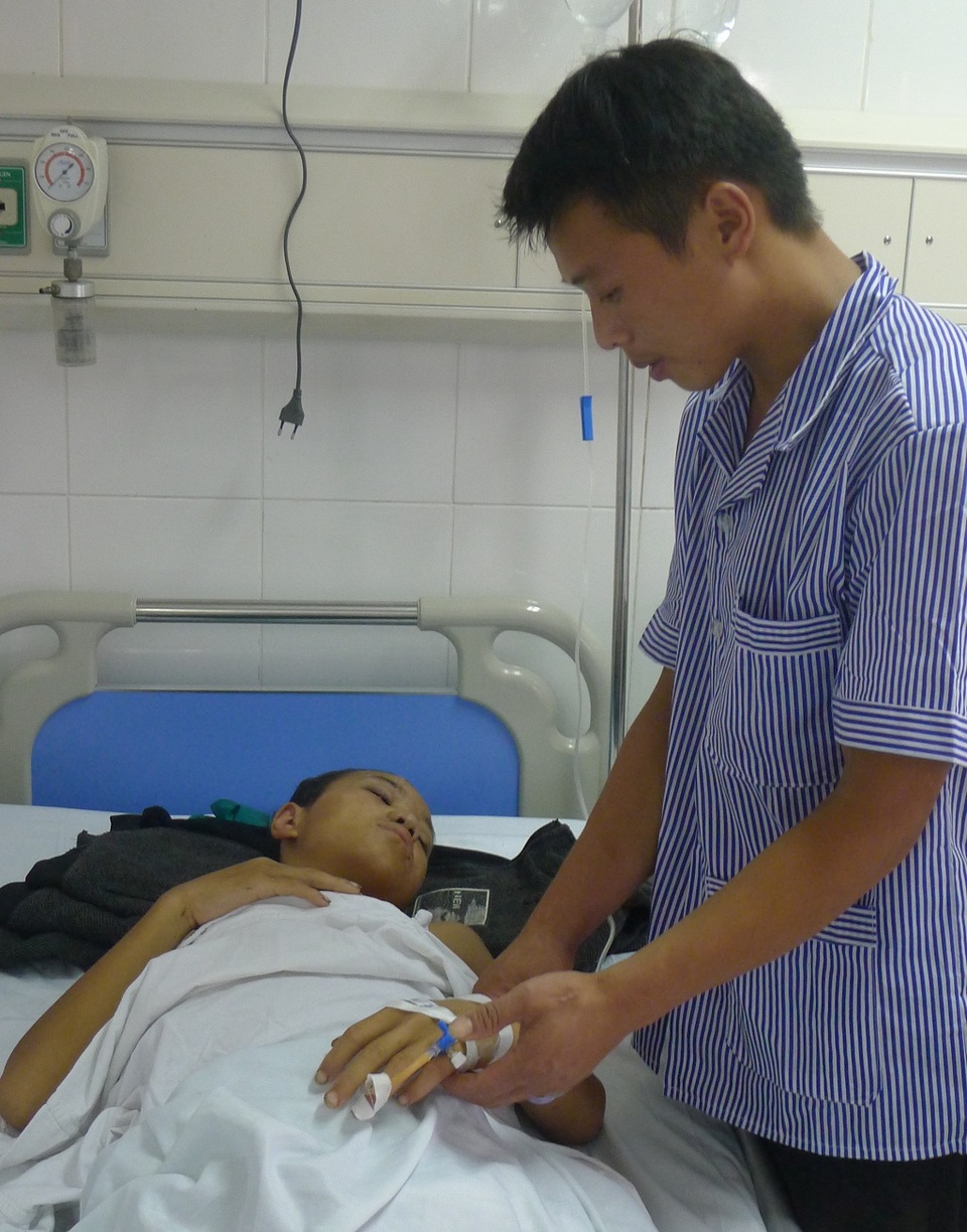 Không có 60 triệu mổ cột sống, cậu bé 12 tuổi mồ côi cha mẹ có nguy cơ liệt vĩnh viễn - 3 Không còn ai để bấu víu, Ná về sống cùng người anh họ nhưng anh nghèo quá không có tiền cho em phẫu thuật.
