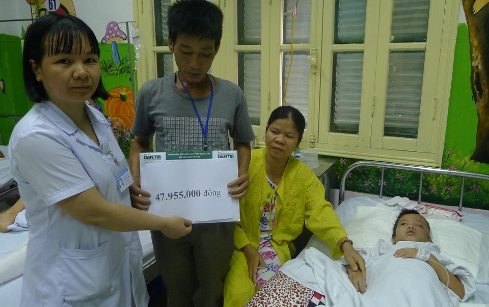 Gần 48 triệu đồng tiếp tục đến với bé Cao Ngọc Hoàn - 5 Thạc sĩ Nguyễn Thị Ngân- Điều dưỡng trưởng khoa Phẫu thuật thần kinh 1 thay mặt trao quà bạn đọc Dân trí lần 2 đến gia đình.