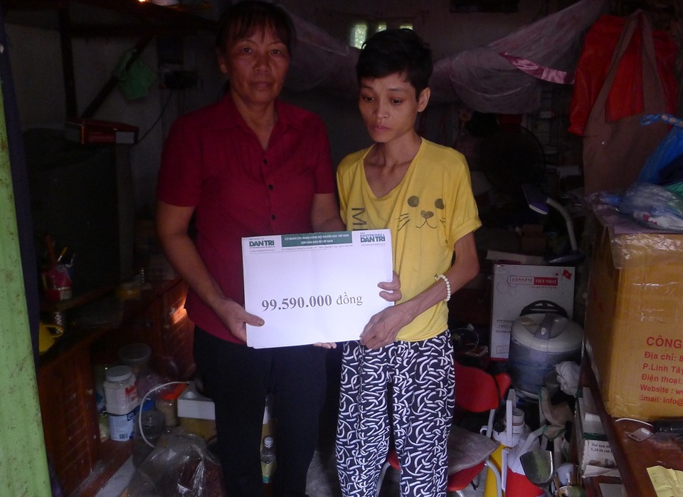 Gần 100 triệu đồng đến với chị Trần Thị Kim Dung - 5 Chị Phạm Thị Hồng – Trưởng thôn Phú Khê thay mặt trao số tiền bạn đọc Dân trí giúp đỡ đến chị Dung.