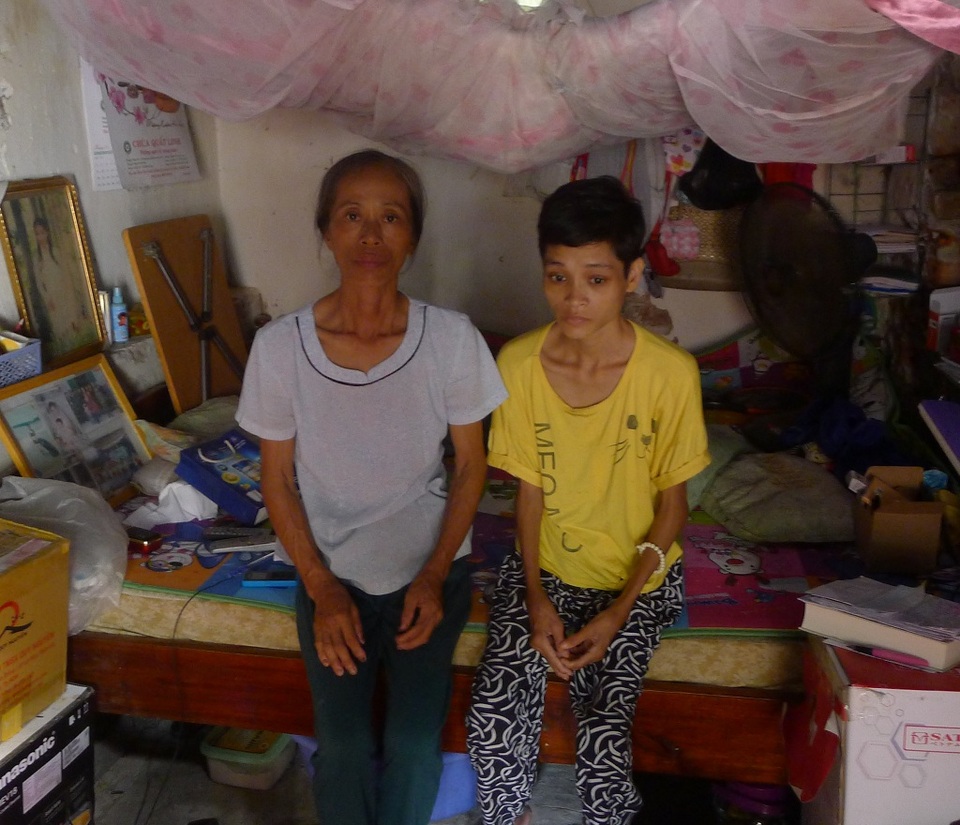 Gần 100 triệu đồng đến với chị Trần Thị Kim Dung - 4 Mẹ chị Dung tỏ ra mãn nguyện khi thấy con gái có niềm tin vào cuộc sống.