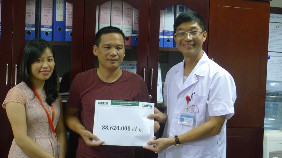 Hơn 88 triệu đồng đến với người bố cụt tay chăm con ung thư máu - 4 Tiến sĩ, bác sĩ Trần Ngọc Quế - Giám đốc trung tâm Tế bào gốc – Viện huyết học truyền máu TW thay mặt trao số tiền bạn đọc Dân trí giúp đỡ đến anh Thân tại phòng CTXH bệnh viện.