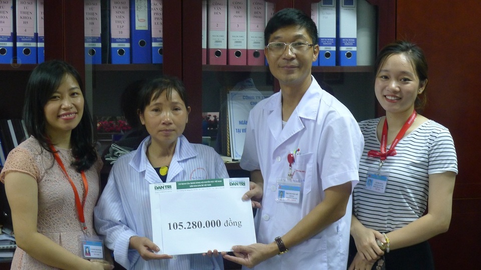 Hơn 105 triệu đồng đến với người mẹ “7 lần đẻ, 6 lần mất con” - 5 Chị Như nhận số tiền bạn đọc Dân trí tuần 4.7 tại phòng CTXH bệnh viện.