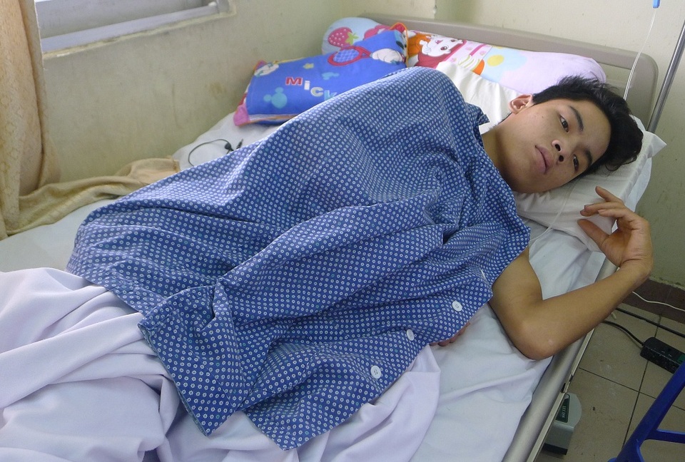 Đi làm thuê lấy tiền chữa bệnh cho mẹ, cậu bé dân tộc Dao bị tường đè dập phổi - 1 Nhẩy bị bức tường đổ đè vào người khi đang lao động.
