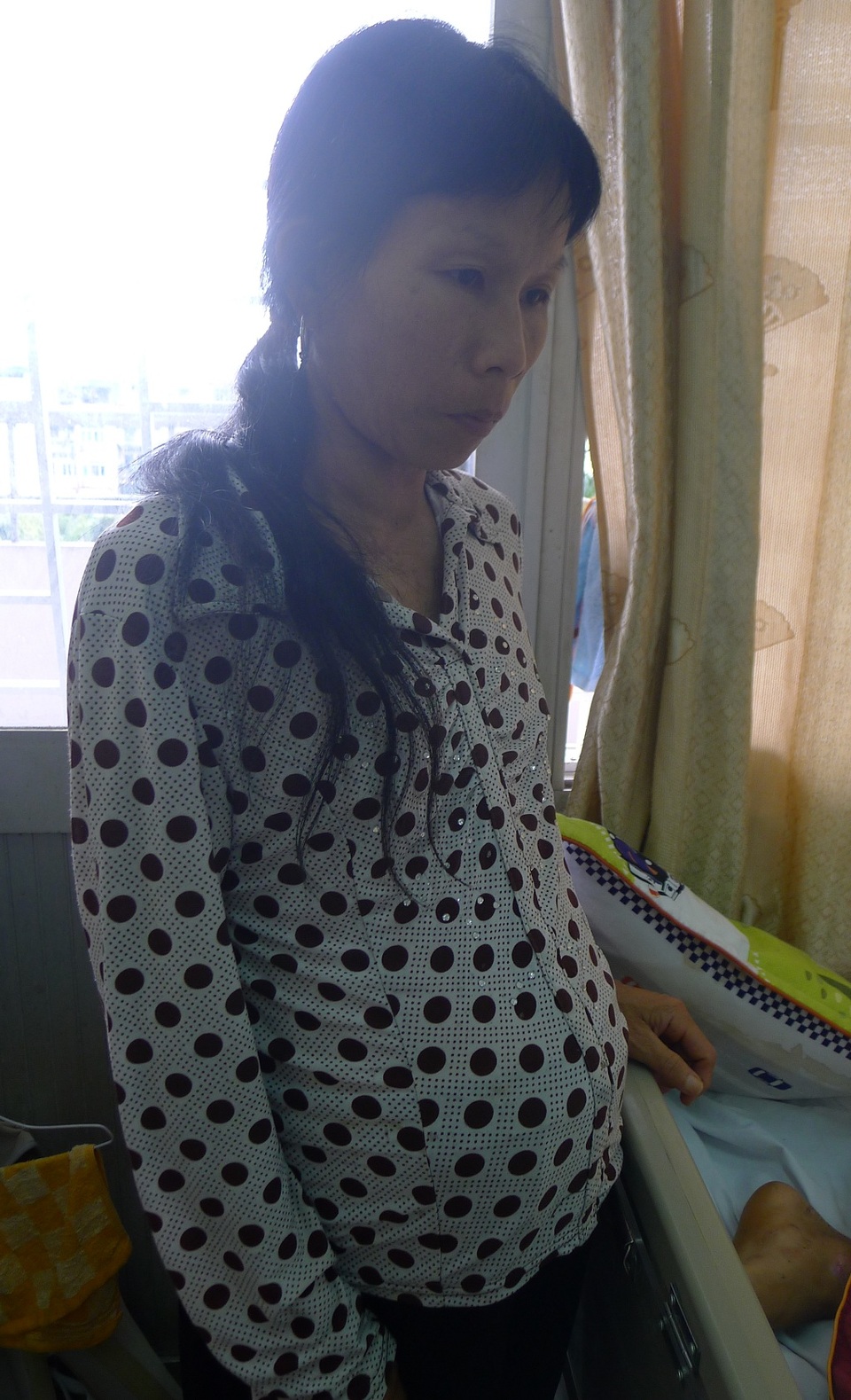 Đi làm thuê lấy tiền chữa bệnh cho mẹ, cậu bé dân tộc Dao bị tường đè dập phổi - 7 Chị bị khối u trong bụng nhưng không có tiền đi khám chữa.