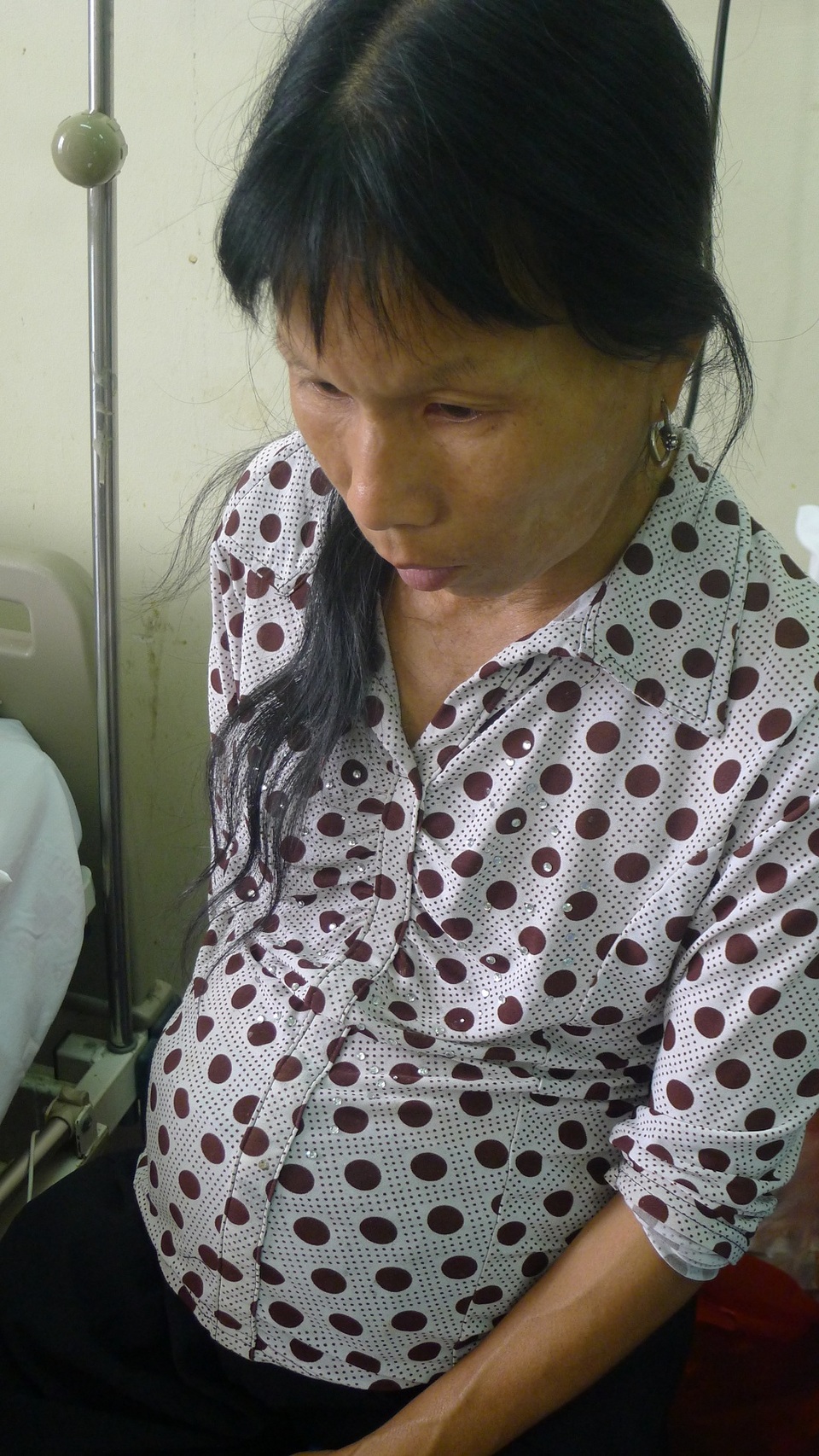 Đi làm thuê lấy tiền chữa bệnh cho mẹ, cậu bé dân tộc Dao bị tường đè dập phổi - 4 Mẹ Nhẩy đi chăm con nhưng không có đồng nào trong túi, không nói được tiếng Kinh.