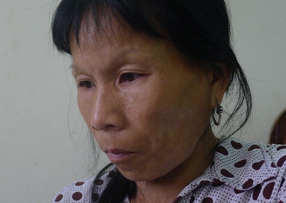 Đi làm thuê lấy tiền chữa bệnh cho mẹ, cậu bé dân tộc Dao bị tường đè dập phổi - 6 Mẹ của Nhẩy không biết chăm con tại viện,