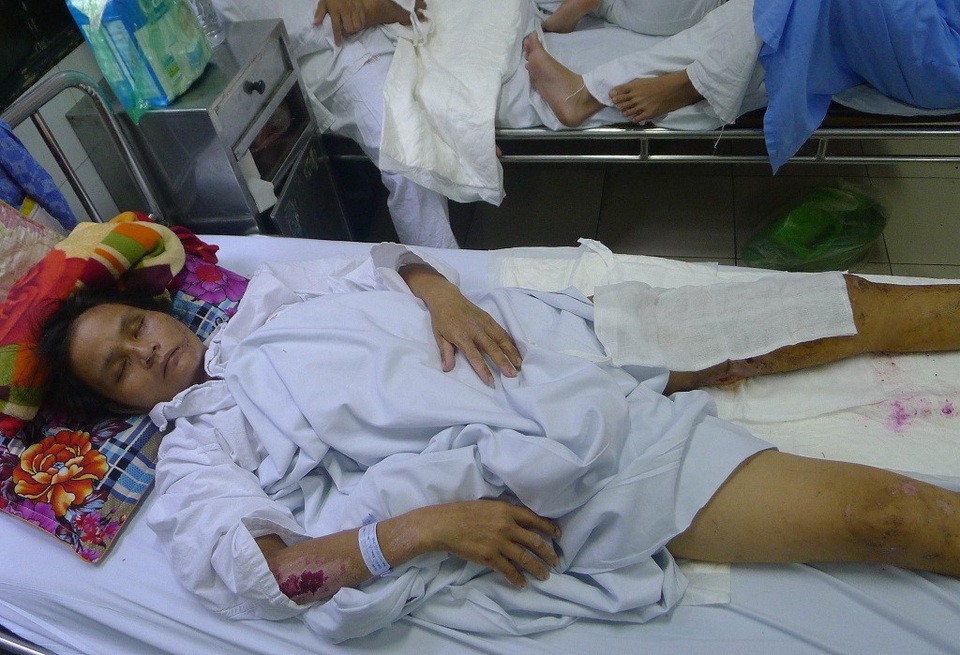 Chồng chết, vợ nguy kịch vì lũ cuốn trôi - 4 Việc điều trị của chị Phiếu còn kéo dài nhưng số tiên ít ỏi từ đám ma chồng mang lên đã hết.