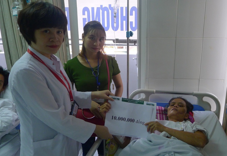 Quỹ Nhân ái hỗ trợ nóng 10 triệu đồng đến chị Hà Thị Phiếu - 3 Thạc sĩ Trần Thị Vân Anh – Điều dưỡng trưởng khoa Phẫu thuật Hàm mặt tạo hình thẩm mỹ thay mặt trao 10 triệu đồng đến chị Phiếu.
