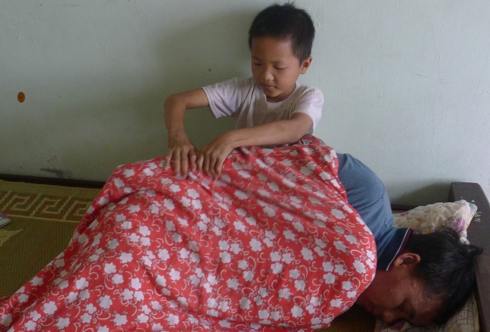 Quân sợ đến một ngày bố cũng sẽ dời xa mình như mẹ.