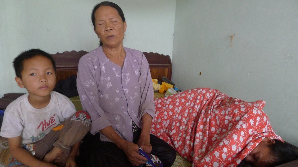 Mẹ mất hồi đầu năm, bố nằm đó, em chỉ còn bà nội nhưng bà già yếu, mắt lại nhìn kém.