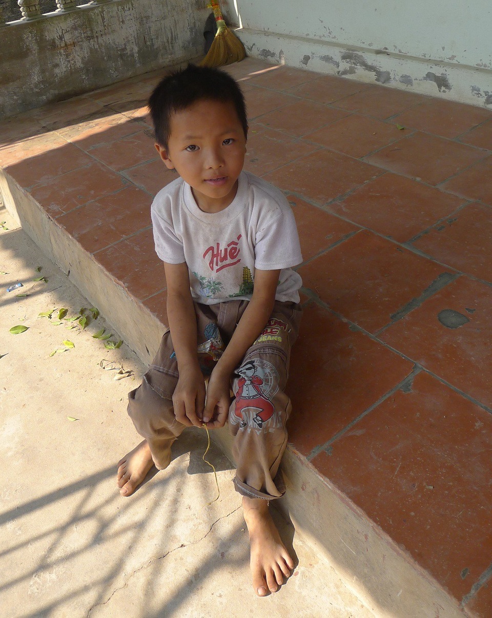 Cậu bé Quân đáng thương đứng trước nguy cơ thất học vì bà già yếu, không nuôi em được.