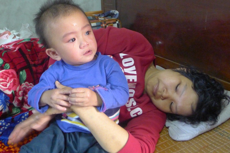 Mẹ ung thư máu khao khát được sống với con từng ngày - 4 Mẹ đau không bế con được khiến cậu bé Lâm khóc hết nước mắt.