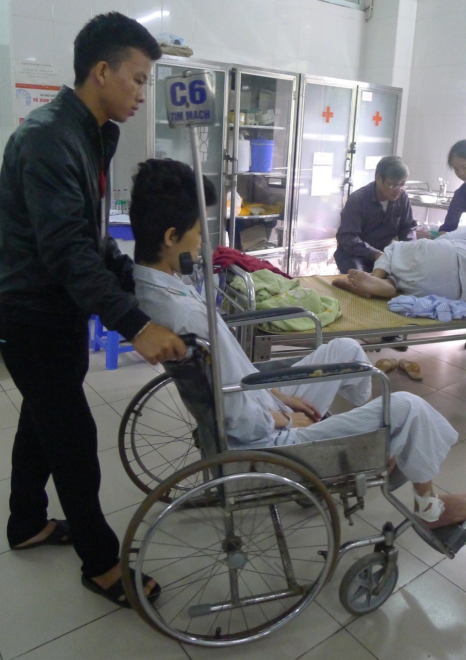Bị vi khuẩn ăn thủng van tim, tính mạng chàng trai dân tộc Tày nguy kịch - 4 Việc đi lại của em phải dùng đến xe lăn.