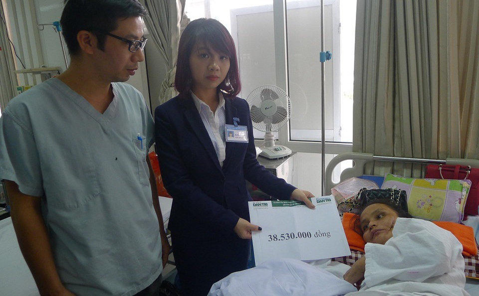Hơn 38 triệu đồng đến với chị Hà Thị Phiếu - 3 Cán bộ phòng CTXH bệnh viện Việt Đức cùng đại diện khoa Phẫu thuật tạo hình trao quà của bạn đọc Dân trí đến chị Phiếu.