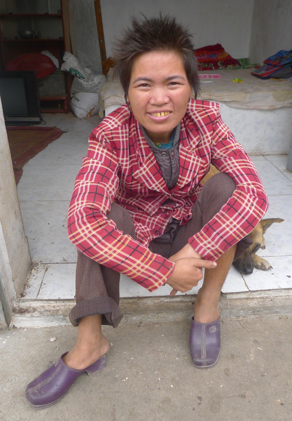 Mẹ đau đớn nhìn con bị xích chân đến rướm máu - 3
Con gái là chị Nguyễn Thị Luy suốt ngày đi mò ở ao rồi bôi trát đầy bùn đất lên mặt.