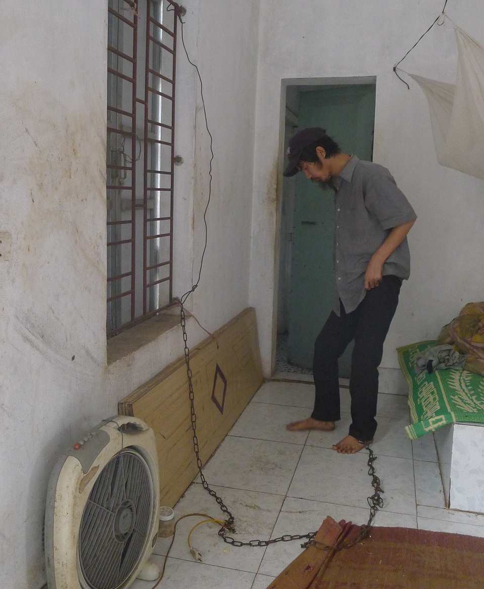 Mẹ đau đớn nhìn con bị xích chân đến rướm máu - 2 Nên không còn cách nào khác là bà phải xích con lại.