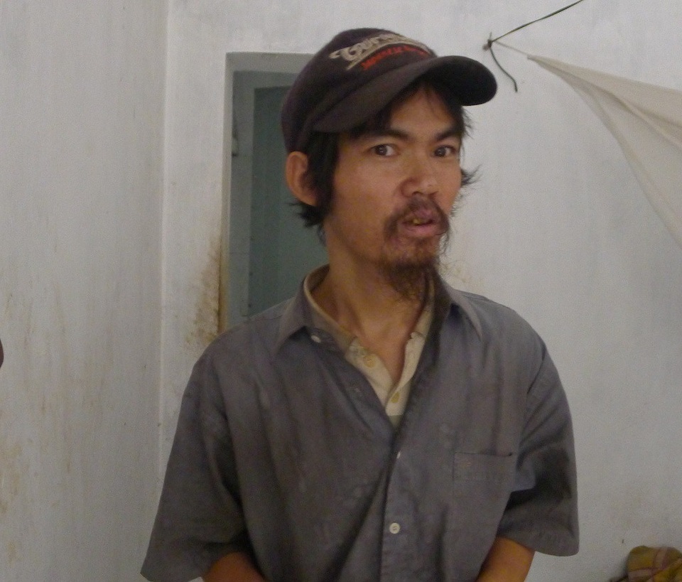 Mẹ đau đớn nhìn con bị xích chân đến rướm máu - 1 Con trai Nguyễn Văn Luyên hay bỏ đi và đánh người...