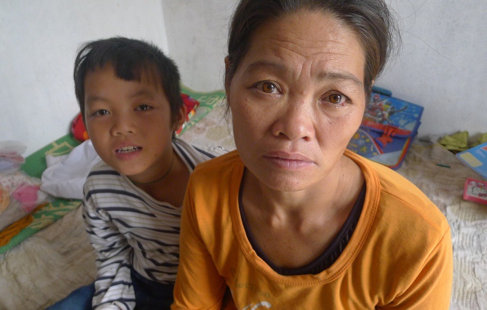 Mẹ đau đớn nhìn con bị xích chân đến rướm máu - 5 Ngoài ra bà còn lo tương lai cho cậu bé Nguyễn Văn Vĩnh (9 tuổi) không có cha, mẹ chậm chạp không biết làm gì.