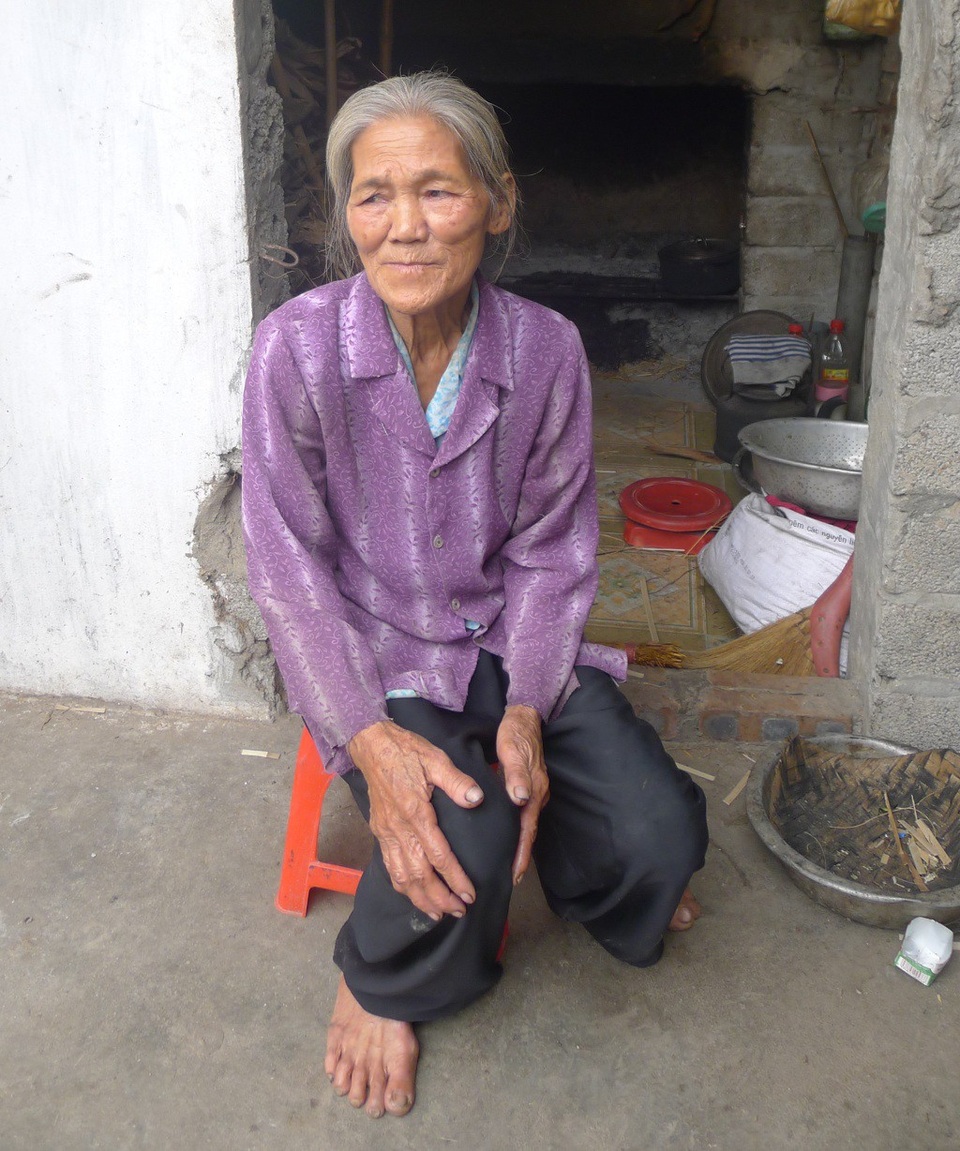 Mẹ đau đớn nhìn con bị xích chân đến rướm máu - 6 Các con bệnh nhưng với bà chúng là sinh mệnh của mình...