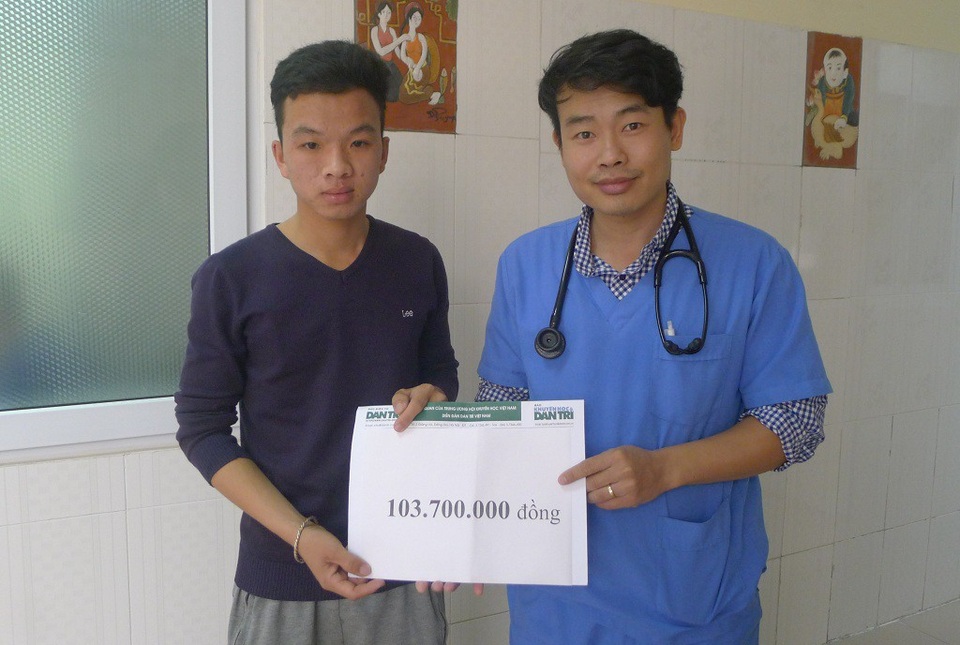 Hơn 103 triệu đồng đến với em Triệu Văn Luyễn - 4 Bác sĩ Linh trao quà của bạn đọc Dân trí đến em Triệu Văn Lượng (em trai của Luyễn).