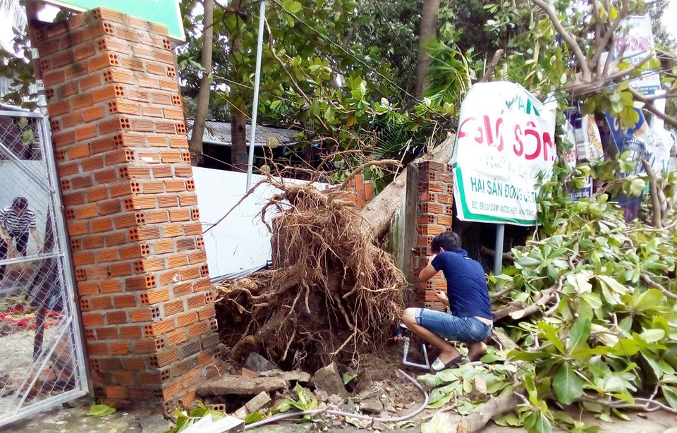 Khánh Hòa “oằn mình” sau bão, 23 người tử vong! - 7 Khu nhà hàng Nam sông Cái Nha Trang (phường Ngọc Hiệp, TP Nha Trang) cũng bị thiệt hại nặng sau bão