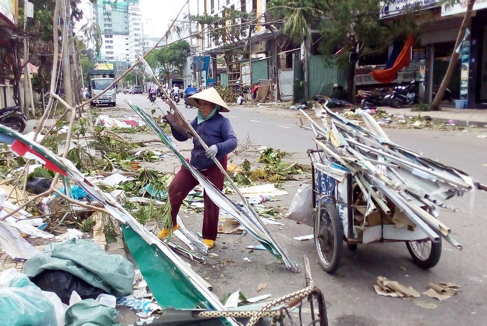 Khánh Hòa “oằn mình” sau bão, 23 người tử vong! - 10 Bão số 12 đã làm tỉnh Khánh Hòa bị thiệt hại nặng nề nhất trong số các tỉnh Nam Trung Bộ - Tây Nguyên bị bão tàn phá
