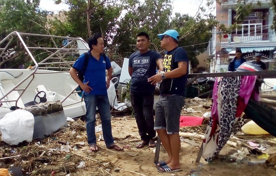 Giám đốc trẻ cứu 200 người: “Cứu được người nào mừng người đó!” - 2 Anh Luân (ở giữa) trò chuyện cùng các nhà báo sau hành động lao ra biển cứu người