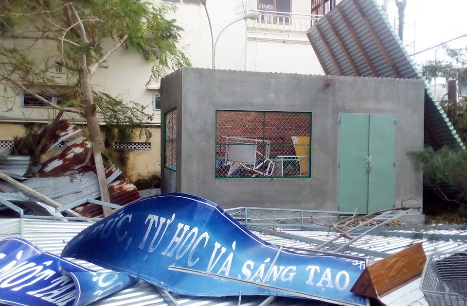 Cây xanh và nhà xe tại trường THPT Huỳnh Thúc Kháng (thị trấn Vạn Giã, huyện Vạn Ninh) cũng bị thiệt hại nặng