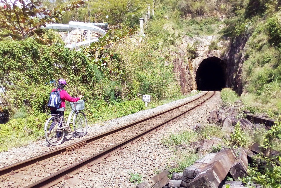 Học sinh chui hầm đường sắt đến trường sau bão Damrey - 1