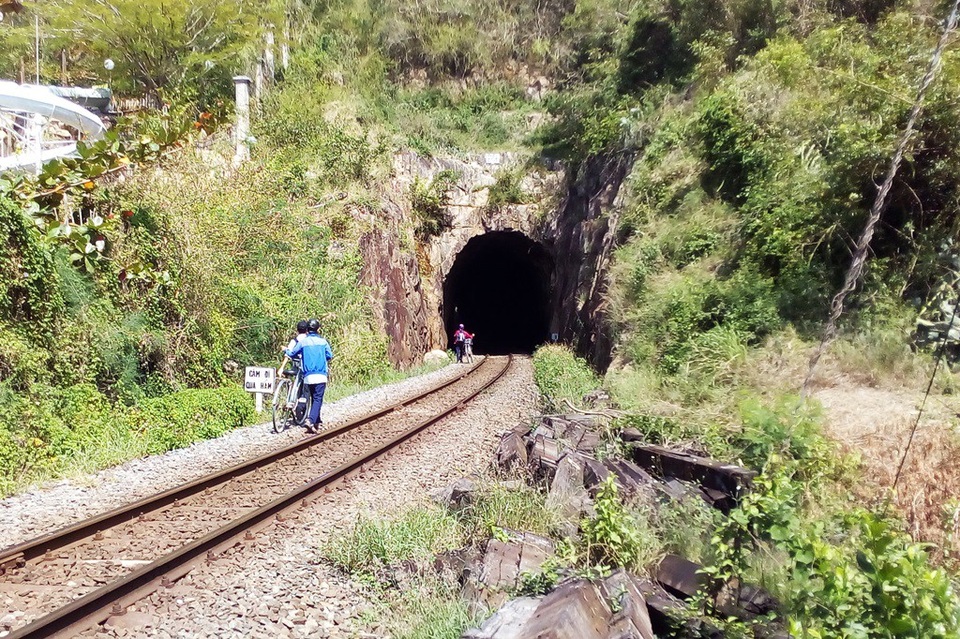 Học sinh trường THCS Cao Thắng (xã Vĩnh Ngọc, TP Nha Trang) chui hầm đường sắt đi học