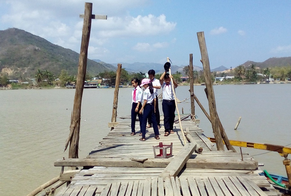 Cầu gỗ Phú Kiểng dài khoảng 400m, bắc qua sông Cái Nha Trang