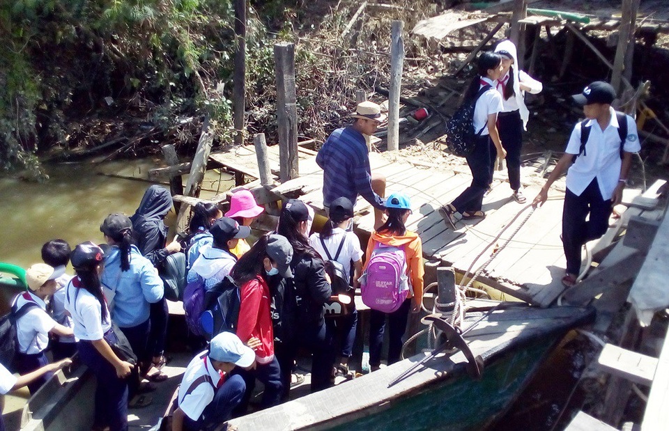 Học sinh chui hầm đường sắt đến trường sau bão Damrey - 6