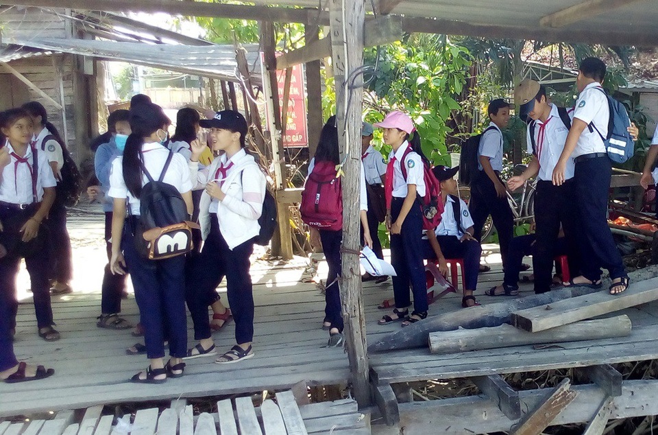 Hiện có gần 150 em trong tổng số hơn 600 em của trường THCS Cao Thắng đang chịu ảnh hưởng bởi việc không có cầu