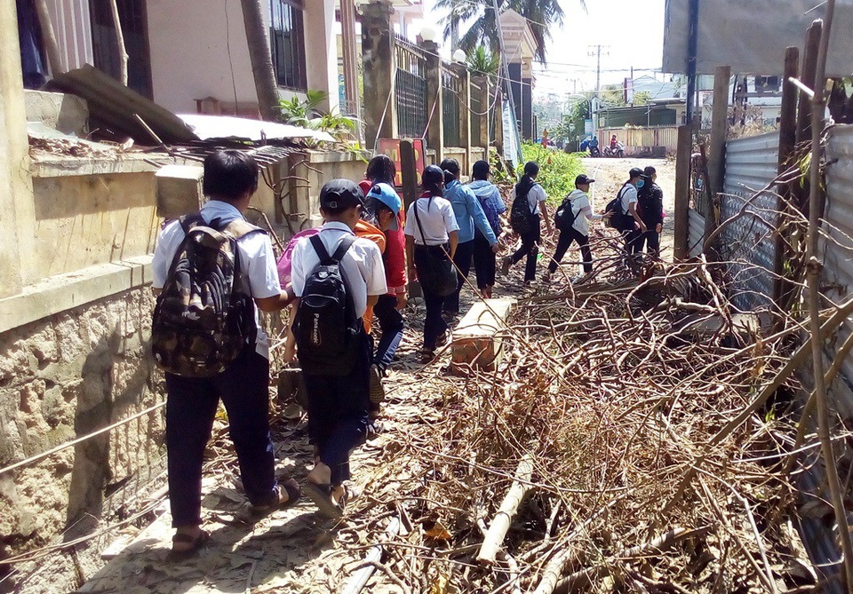 Học sinh chui hầm đường sắt đến trường sau bão Damrey - 9